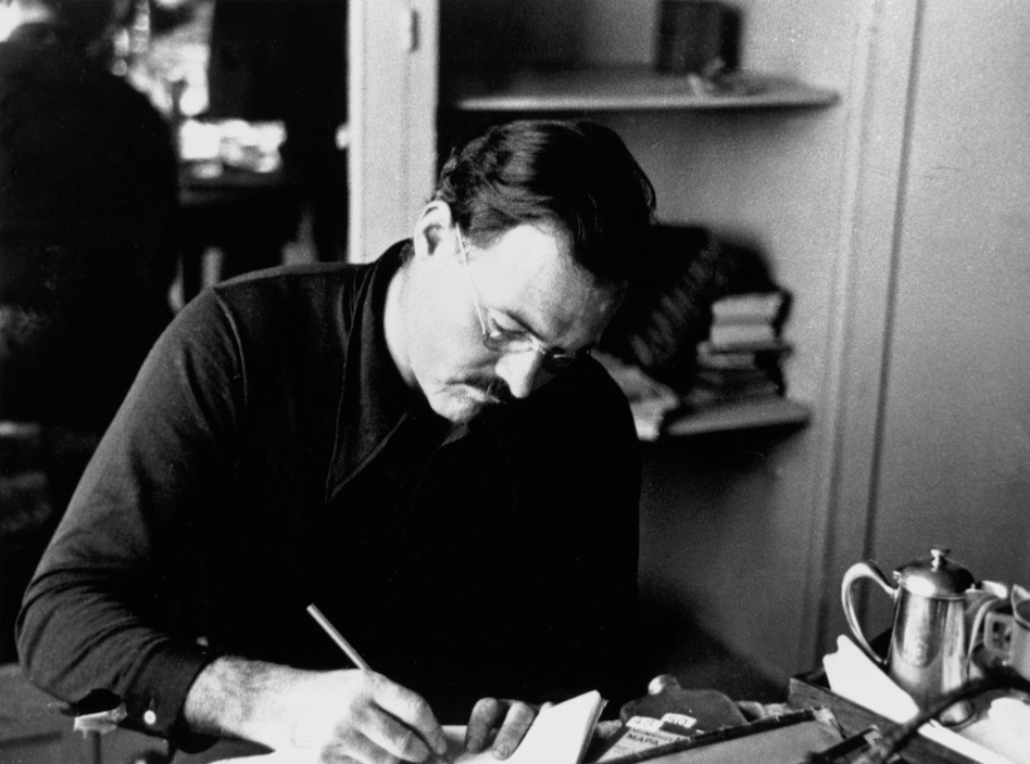 Hemingway escribe en su habitación de hotel después de haber visitado el frente. Teruel. 1937. || Magnum Photo